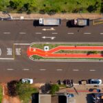 Pista ciclabile in città vista dall'alto