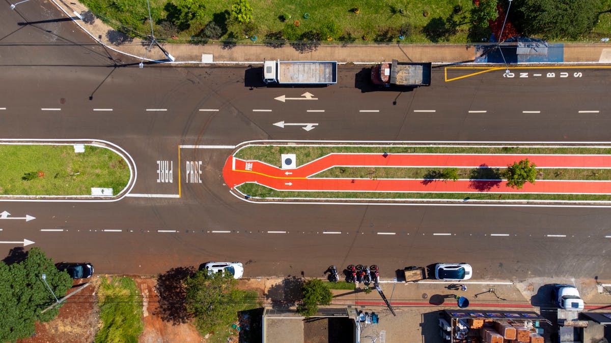 Pista ciclabile in città vista dall'alto
