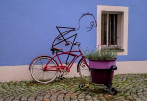 Bicicletta scultura equilibrio urbano