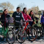 Un gruppo eterogeneo di persone con biciclette che gode di una giornata di sole all'aperto