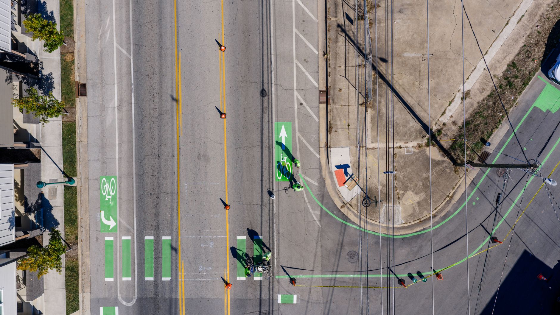 Vista aerea di una intersezione con pista ciclabile verde in una città