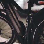 Primo piano di una moderna bicicletta elettrica con display digitale, simbolo della tecnologia che abilita la mobilità ciclistica urbana
