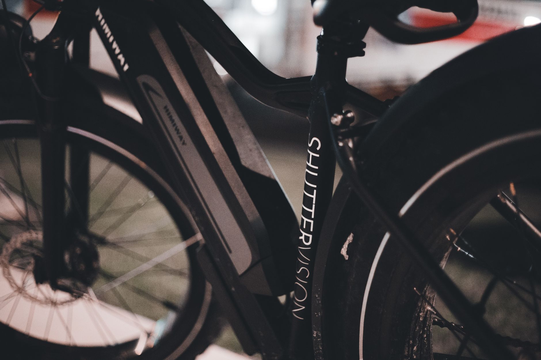 Primo piano di una moderna bicicletta elettrica con display digitale, simbolo della tecnologia che abilita la mobilità ciclistica urbana